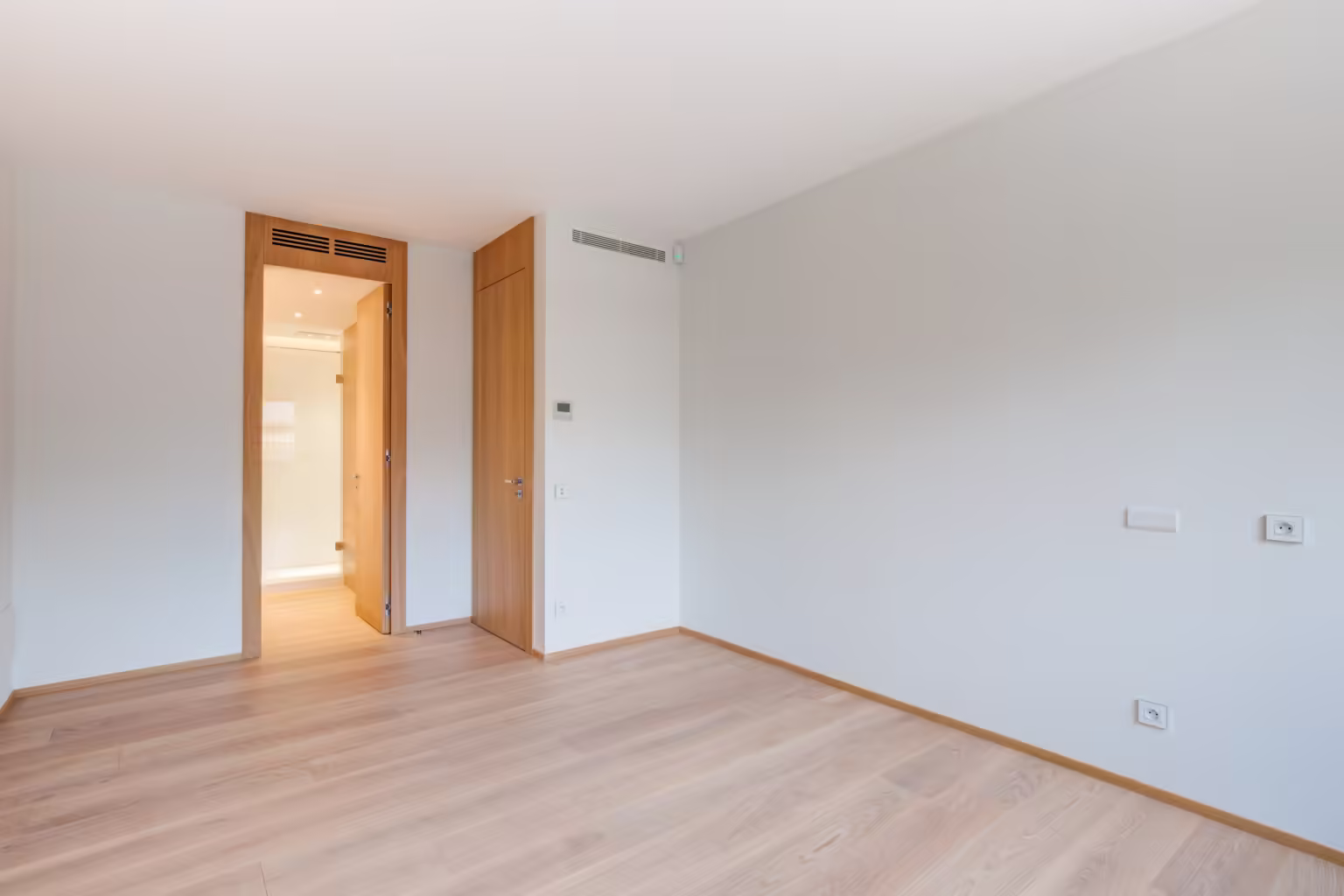 Chambre du Château Amiral, portes et placards en bois clair