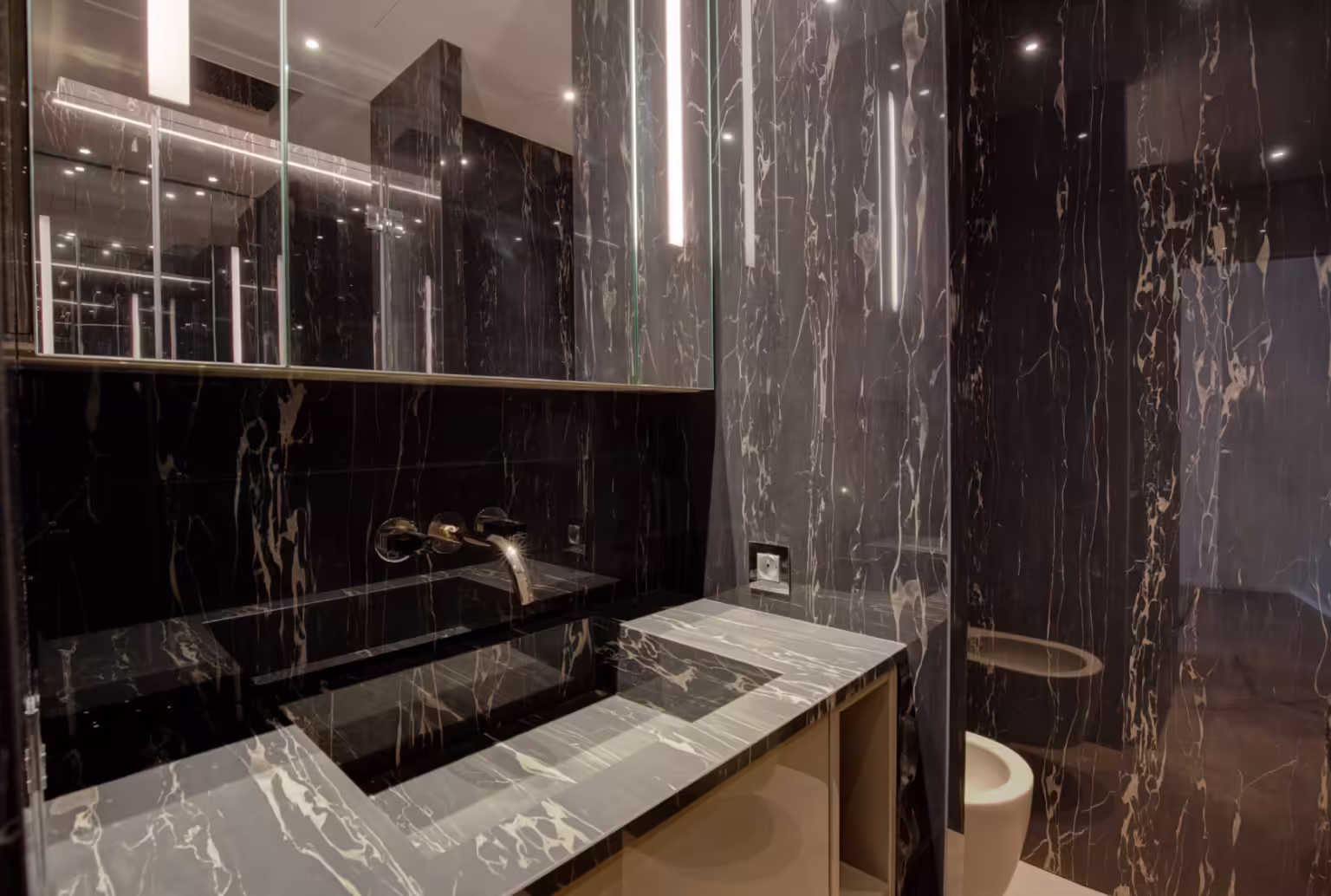 Salle de bain de l'Annonciade en marbre noir veiné