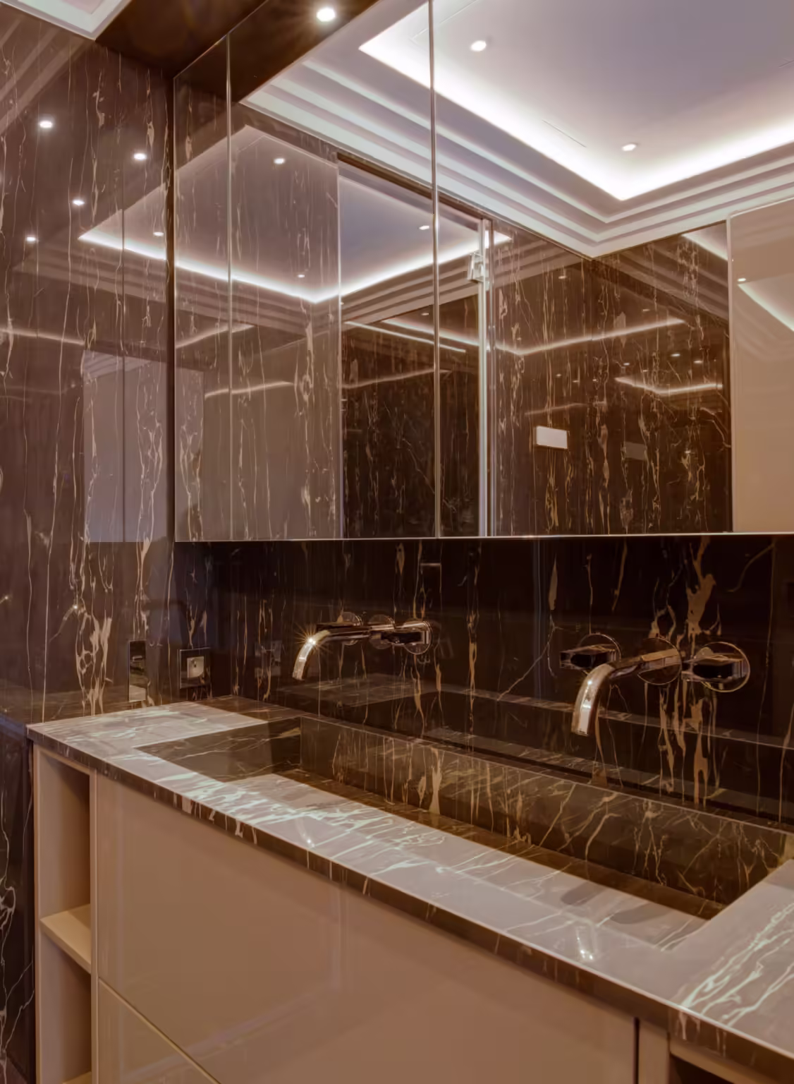 Bagno dell'Annonciade alla consegna: marmo nero venato, piano con lavabo integrato, due rubinetterie a parete, specchi e cornice luminosa