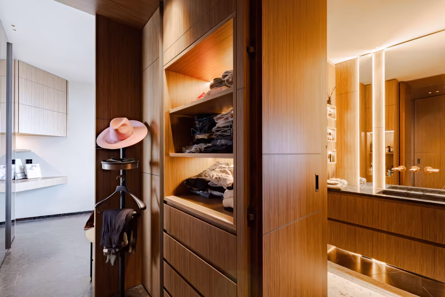 Dressing de Ventimiglia, niches en bois éclairées