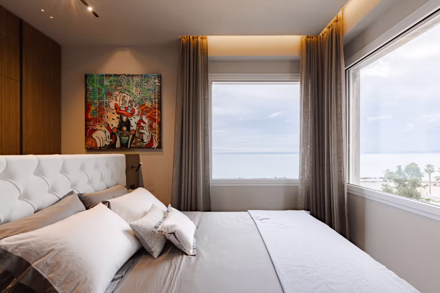 Chambre de Ventimiglia, tête de lit capitonnée et coussins